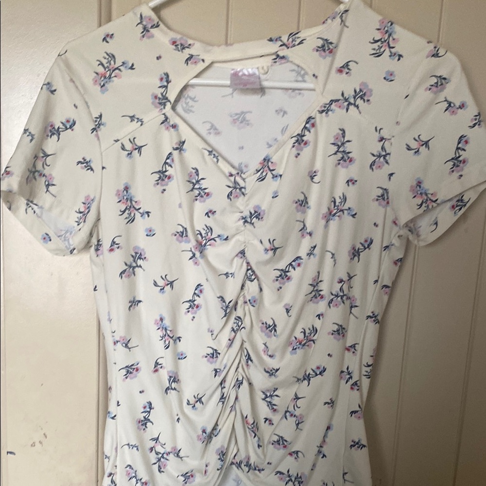 No Boundaries White V-Neck Short Sleeve Ruched Blouse